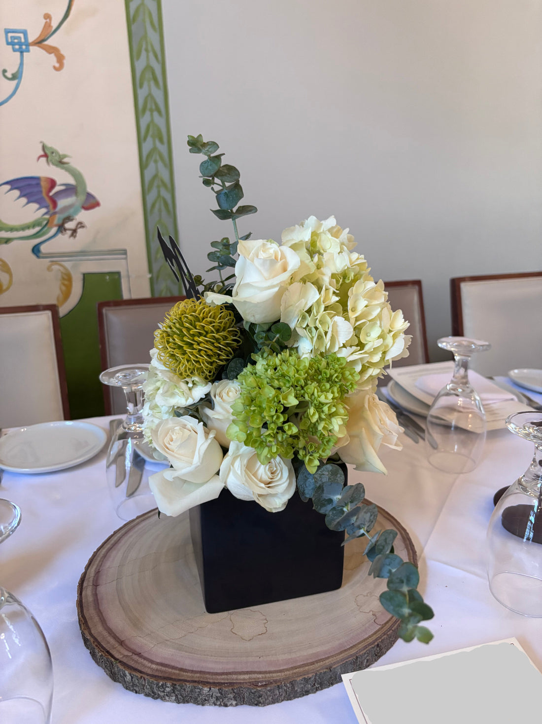 Dinner floral centerpiece set at a organize table